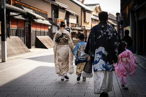Familie in Japan - Traditionelle japanische Familie in einer historischen Straße von Kyoto - © Foto: Pexels / G N