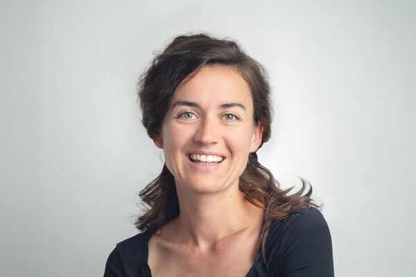 Michaela Urabl, Sexualpädagogin und Leiterin von "lil* - Sexuelle Bildung, Kommunikations- und Gesundheitsförderung, Sexualpädagogik" - Das Porträtfoto zeigt Michaela Urabl von vorne in einem schwarzen T-Shirt vor einem weißen Hintergrund. - © Monika Reiter