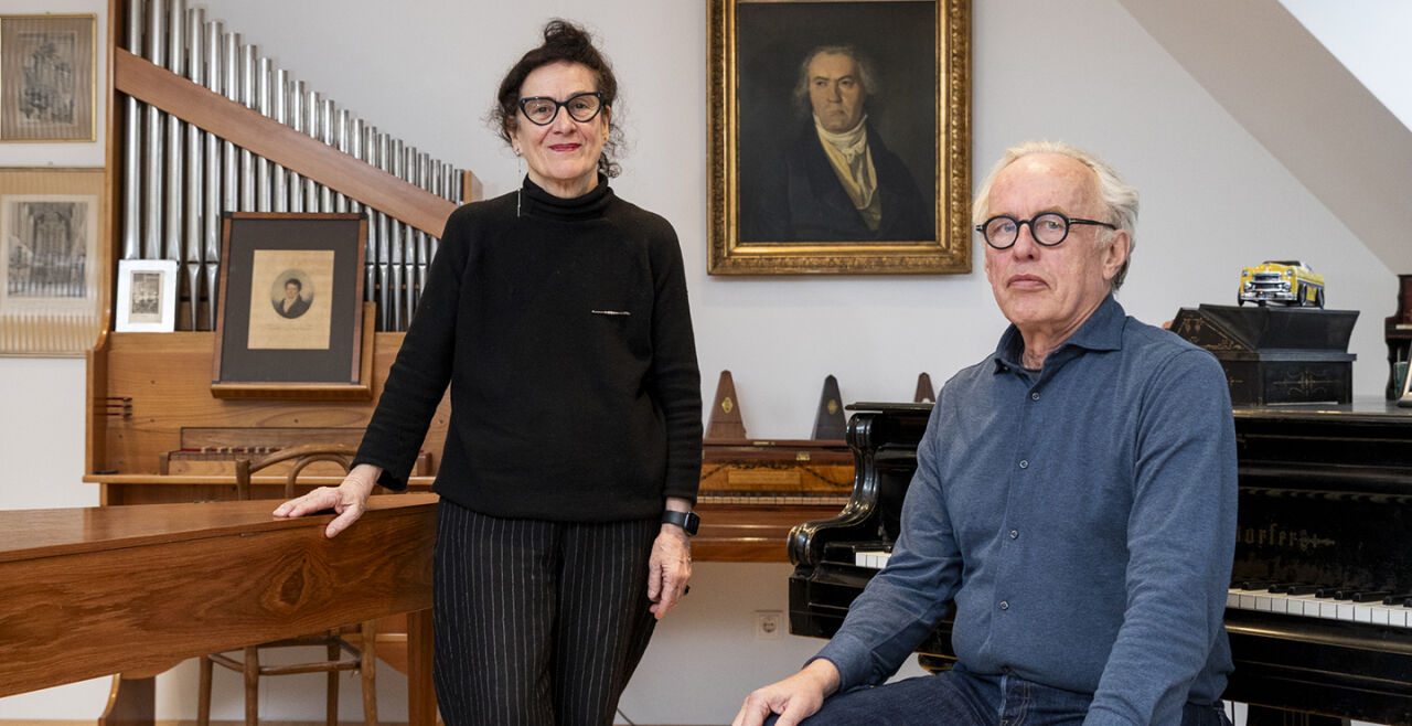 Elisabeth Schweeger Martin Haselböck - Elisabeth Schweeger und Martin Haselböck in einem Raum mit Klavier und historischen Porträts an der Wand, eine Person steht, die andere sitzt. - © Foto: Carolina Frank