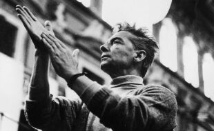 S5 Karajan - Schwarzweiß-Foto des österreichischen Dirigenten Herbert Von Karajan, wie er applaudiert. - © Foto: AFP