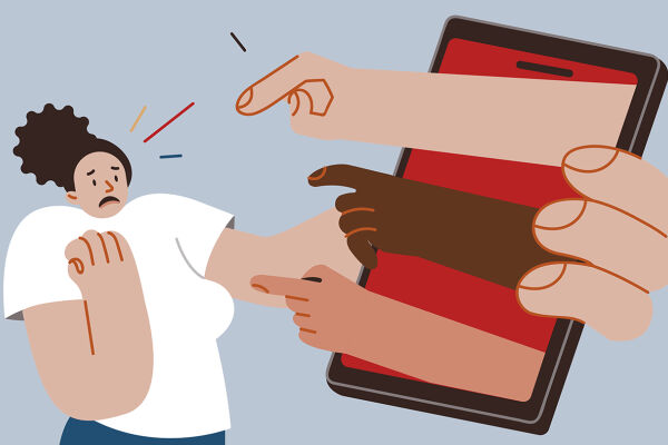 Hass im Netz gegen Frauen - Illustration einer Frau, die ängstlich vor einem überdimensionalen Handy zurückschreckt. Aus dem Hände strecken sich drei Arme in ihre Richtung und zeigen mit dem Zeigefinger auf sie. Der Hintergrund im Handy ist rot. Die Frau trägt ein weißes T-Shirt und eine blaue Hose. - © Illustration: Adobe Stock / Valery (Bildbearbeitung: Rainer Messerklinger)
