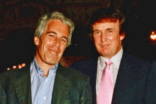 Donald Trump und Jeffrey Epstein - Das Foto zeigt den Sexualverbrecher Jeffrey Epstein und Donald Trump, wie sie nebeneinander stehen und Trumpt seine Hand auf Epsteins Schulter legt. - © Foto: APA / AFP / US Department of Justice / HANDOUT