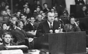 Chefankläger unter Druck - Im Kreuzverhör von Hermann Göring geriet nicht der Angeklagte, sondern der amerikanische Chefankläger und „Vater des Nürnberger Prozesses“, Robert Jackson, in Erklärungsnot – und übersah dadurch die volle Bedeutung von Görings 1941 schriftlichem Befehl zur „Endlösung der Judenfrage“. - © IMAGO / Chaldej Sammlung Volland Krimmer