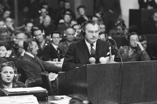 Chefankläger unter Druck - Im Kreuzverhör von Hermann Göring geriet nicht der Angeklagte, sondern der amerikanische Chefankläger und „Vater des Nürnberger Prozesses“, Robert Jackson, in Erklärungsnot – und übersah dadurch die volle Bedeutung von Görings 1941 schriftlichem Befehl zur „Endlösung der Judenfrage“. - © IMAGO / Chaldej Sammlung Volland Krimmer