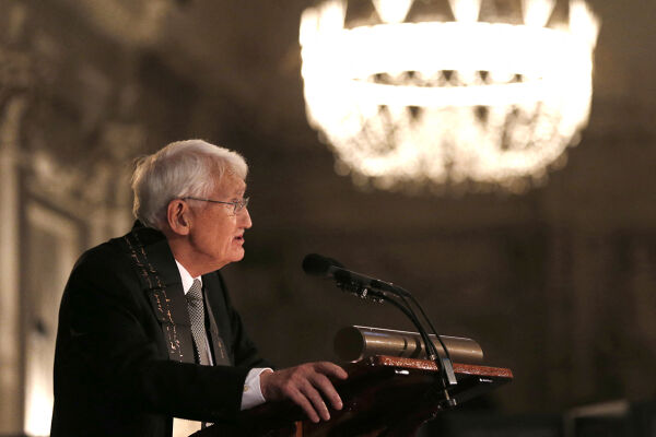 Jürgen Habermas - Das Bild zeigt den Philosophen Jürgen Habermas an einem Rednerpult im Könglichen Palast in Amsterdam nach Erhalt des Erasmus-Preises am 6. November 2013. - © Foto: APA / AFP / ANP / Jerry Lampen 