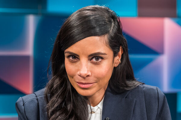 Collien Fernandes - Das Foto zeigt Collien Fernandes vor blau-rosa Hintergrund - © Wikipedia / Raimond Spekking (CC BY-SA 4.0)