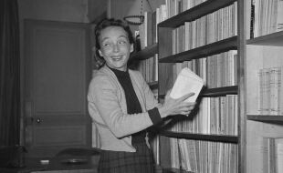 Marguerite Duras - Schwarz-weiß Foto von Marguerite Duras vor einem Bücherregal - © Foto: APA / AFP