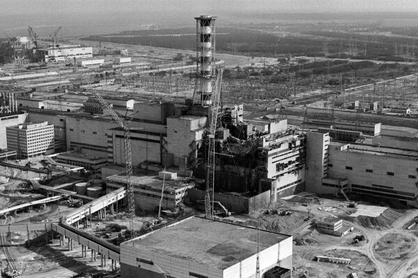 Tschernobyl Atomunfall Reaktorunfall - Schwarz-weiße Luftaufnahme des zerstörten Reaktorgebäudes von Tschernobyl mit umliegenden Industrieanlagen und Bauarbeiten - © Foto: APA / AFP / Vladimir Repik 