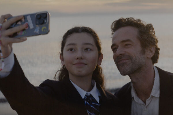 A Missing Part - Zwei Personen stehen am Strand und machen ein Selfie mit einem Smartphone. - © Filmladen