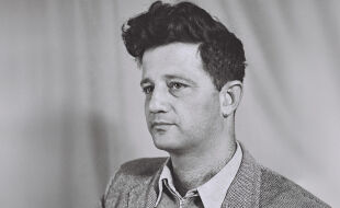 Yizhar - Schwarz-weiß-Foto von Mann mit traurigem Blick in der Dreiviertelansicht, kurze dunkle Haare, oben etwas länger und aufgestellt. - © Foto: Wikipedia / Theodore Brauner (Gemeinfrei)