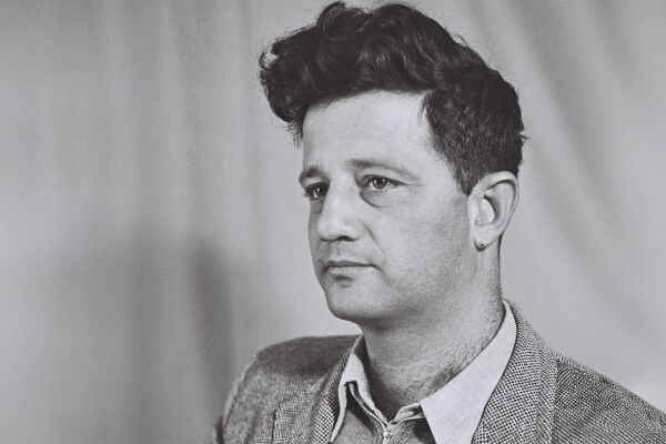 Yizhar - Schwarz-weiß-Foto von Mann mit traurigem Blick in der Dreiviertelansicht, kurze dunkle Haare, oben etwas länger und aufgestellt. - © Foto: Wikipedia / Theodore Brauner (Gemeinfrei)