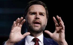 US-Vizepräsident JD Vance - Der US-amerikanische Vizepräsident JD Vance trägt einen dunklen Anzug und eine rote Krawatte. Er hebt seine beiden Hände und spreizt seine Finger und steht vor einem dunklen Hintergrund. - © APA / AFP / POOL / Chip Somodevilla 