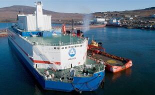 Atomkraft im Hafen - Nach einem russischen Dichter benannt, ist das in Ostsibirien ankernde Reaktorschiff „Akademik Lomonossow“ das erste kommerziell betriebene und schwimmende Mini-AKW der Welt. - © IMAGO / ITAR-TASS