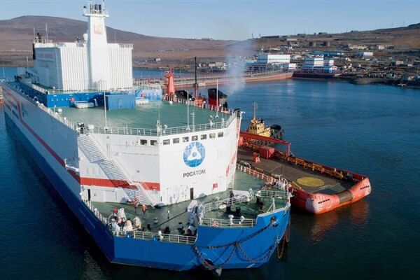 Atomkraft im Hafen - Nach einem russischen Dichter benannt, ist das in Ostsibirien ankernde Reaktorschiff „Akademik Lomonossow“ das erste kommerziell betriebene und schwimmende Mini-AKW der Welt. - © IMAGO / ITAR-TASS