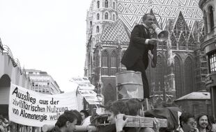 Wiener Demo für weltweiten Ausstieg aus Atomenergie - Am 26. April 1989, dem dritten Tschernobyl-Jahrestag, demonstrierten am Wiener Stephansplatz österreichische Anti-AKW-Gruppen für den weltweiten Ausstieg aus der Atomenergie. Ein halbes Jahr später fiel der Eiserne Vorhang; ein Beispiel dafür, wie schnell der „Wind of Change“ drehen kann. - © APA-Images / APA-Archiv / Gerhard Wamser