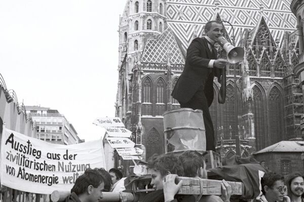 Wiener Demo für weltweiten Ausstieg aus Atomenergie - Am 26. April 1989, dem dritten Tschernobyl-Jahrestag, demonstrierten am Wiener Stephansplatz österreichische Anti-AKW-Gruppen für den weltweiten Ausstieg aus der Atomenergie. Ein halbes Jahr später fiel der Eiserne Vorhang; ein Beispiel dafür, wie schnell der „Wind of Change“ drehen kann. - © APA-Images / APA-Archiv / Gerhard Wamser