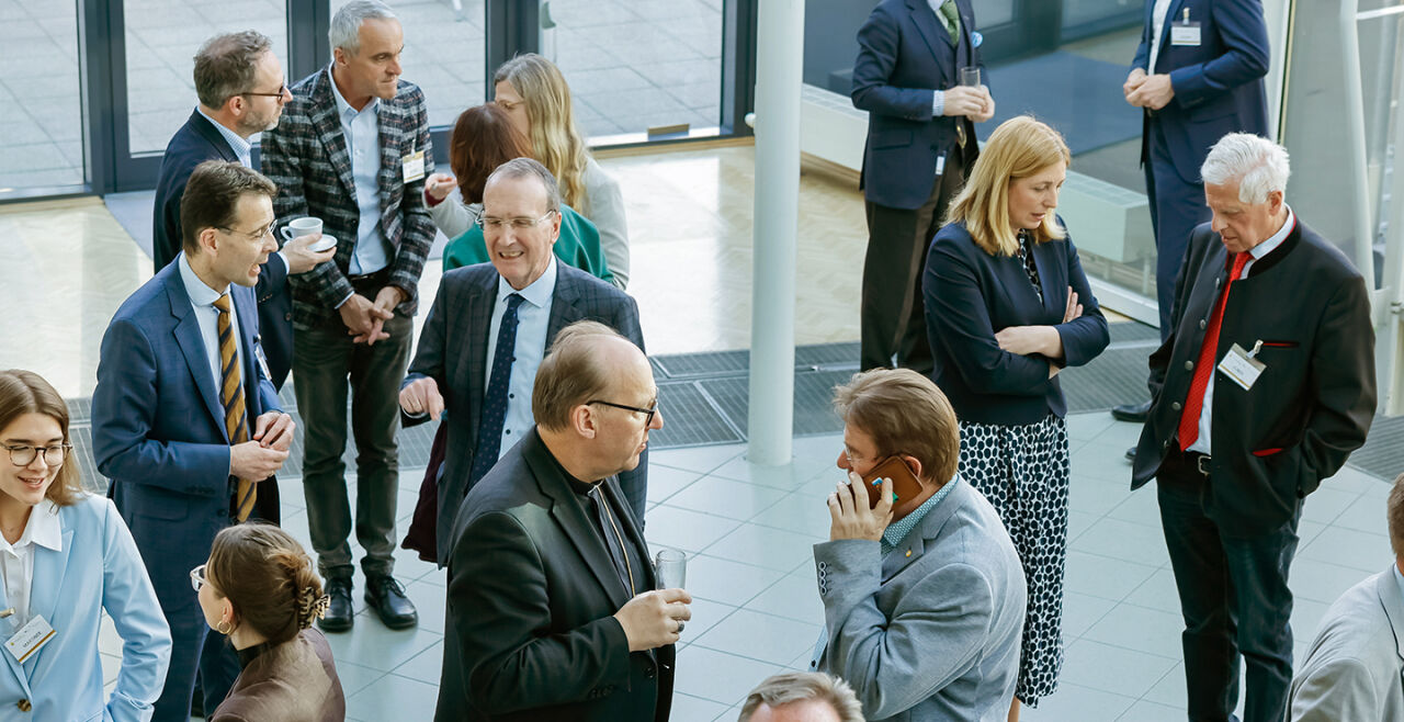 Seggauer Gespräch 2026, assistierter Suizid - Das Foto in Vogelperspektive zeigt die Tagungsteilnehmer in der Kaffeepause, in Einzelgespräche vertieft.  - © Sonntagsblatt / Neuhold