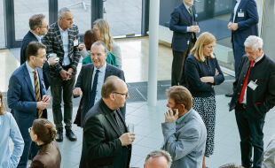 Seggauer Gespräch 2026, assistierter Suizid - Das Foto in Vogelperspektive zeigt die Tagungsteilnehmer in der Kaffeepause, in Einzelgespräche vertieft.  - © Sonntagsblatt / Neuhold