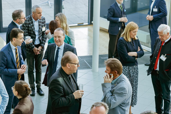 Seggauer Gespräch 2026, assistierter Suizid - Das Foto in Vogelperspektive zeigt die Tagungsteilnehmer in der Kaffeepause, in Einzelgespräche vertieft.  - © Sonntagsblatt / Neuhold