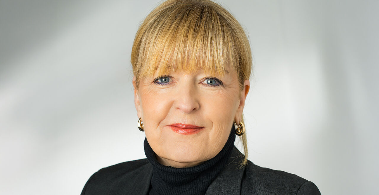 Michaela Wlattnig,  - Das Porträtfoto zeigt Michaela Wlattnig in einem schwarzen Rollkragenpullover vor grauem Hintergrund. - © Opernfoto Graz