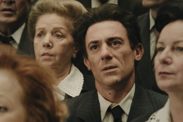 Enrico Berlinguer.jp - ein Mann mit dunklen Haaren steht inmitten von Frauen und schaut in die Kamera - © Filmladen