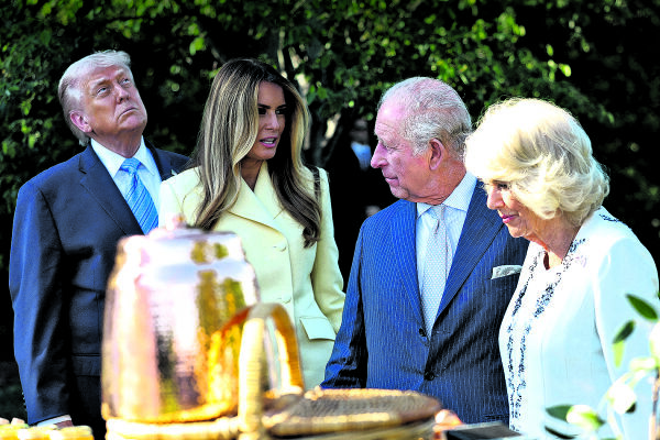 Donald Trump mit First Lady Melania und das Königspaar Charles III. mit Camilla  - Der US-Präsident mit seiner Frau Melania steht neben dem König Charles III. und seiner Frau Camilla bei ihrem Besuch in Washington. - © APA / AFP / POOL / Suzanne Plunkett 