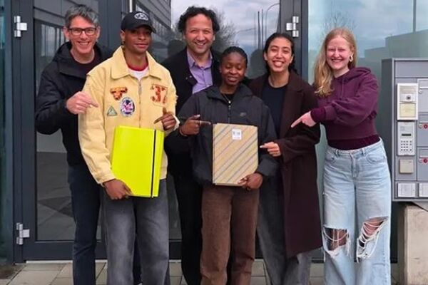 Joseph und ­Victoria Osha­kuade  - Joseph und ­Victoria Osha­kuade mit Unterstützern beim Einbringen ihrer Anträge für humanitäres Bleiberecht. - © Onay