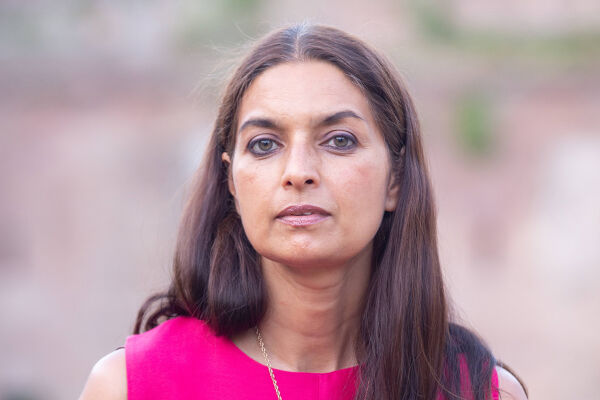 Jhumpa Lahiri - Jhumpa Lahiri mit langen, glatten Haaren trägt ein pinkfarbenes Oberteil und eine silberne Halskette vor unscharfem Hintergrund. - © Foto: IMAGO / Pacific Press Agency