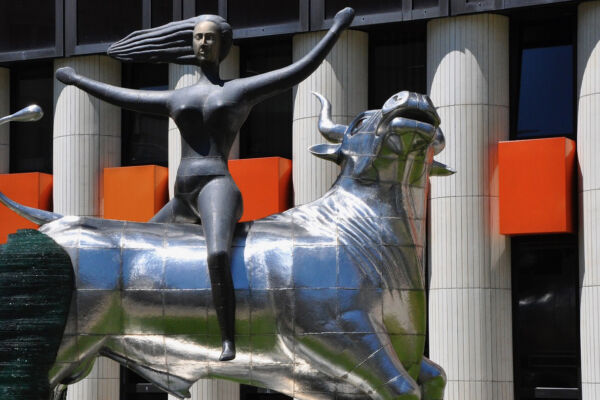 Statue Europa - Eine silberne Statue eines Stiers, auf der eine Frau sitzt.  - © Wolfgang Machreich