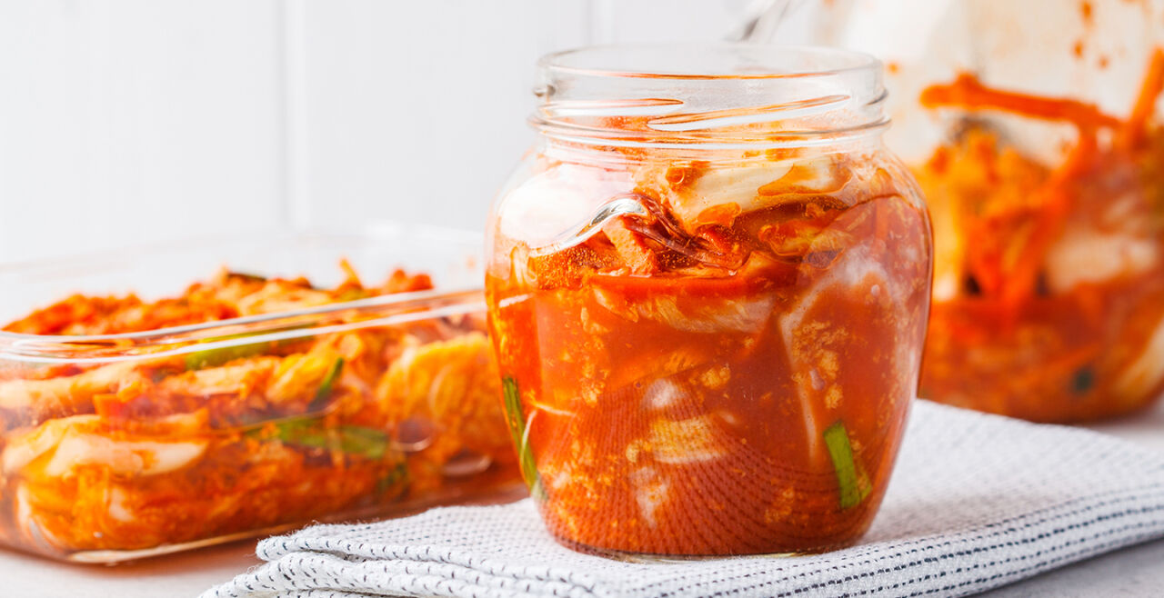Das neue Superfood Kimchi - Abbildung von einer fermentierten Speise namens „Kimchi“, ein Salat in Gläser eingelegt.  - © Adobe Stock / vaaseenaa