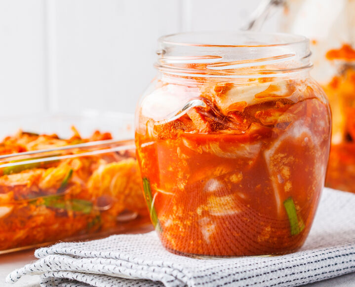 Das neue Superfood Kimchi - Abbildung von einer fermentierten Speise namens „Kimchi“, ein Salat in Gläser eingelegt.  - © Adobe Stock / vaaseenaa