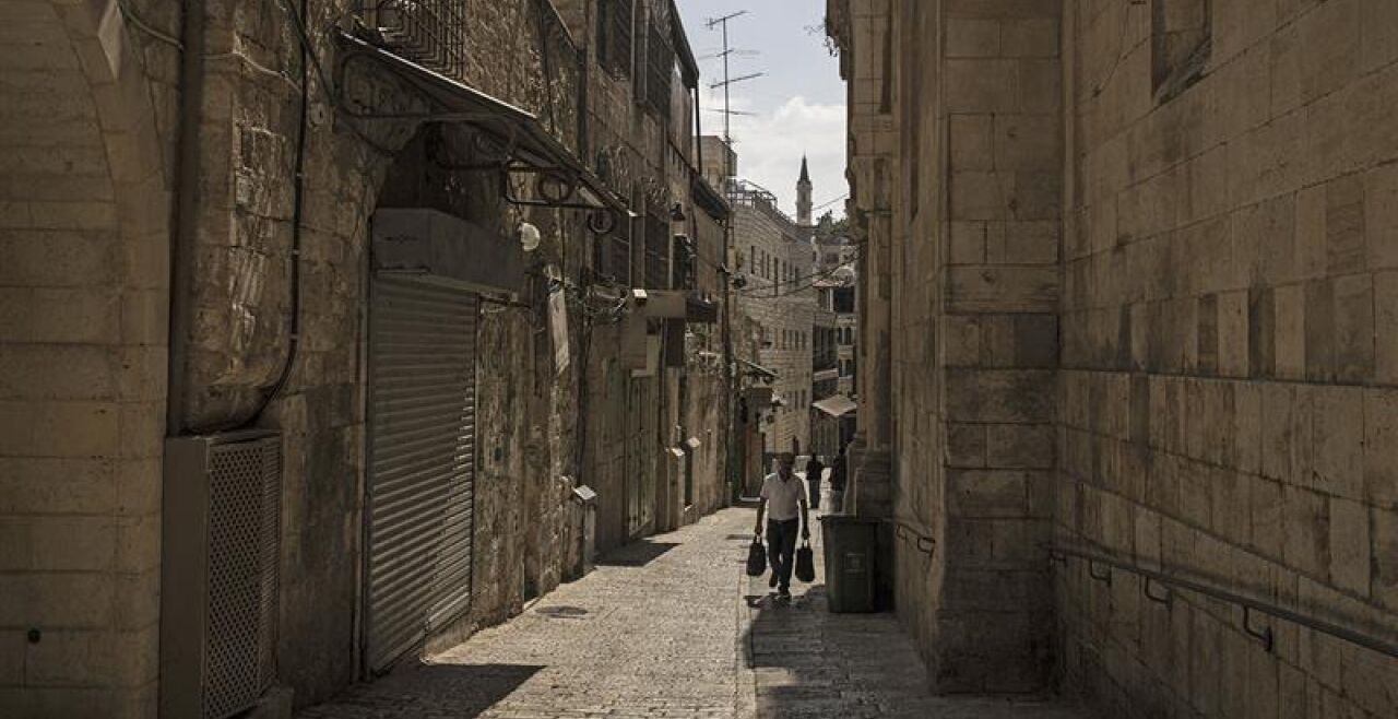 Verwaistes Jerusalem - Der Iran-Krieg zur Osterzeit  bescherte den Händlern in der  Jerusalemer Altstadt ein weiteres Minus in ­ihren  Kassen. Dafür  wurden am  Himmel über ­Israel Millionenwerte verschossen. Bis zum Waffen­stillstand lag die Gesamtabfangrate der über 400 ballistischen iranischen Raketen auf Israels Städte bei rund 92 Prozent. - © APA / AFP / John Wessels