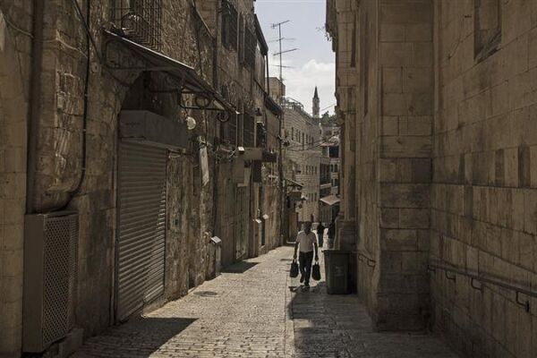 Verwaistes Jerusalem - Der Iran-Krieg zur Osterzeit  bescherte den Händlern in der  Jerusalemer Altstadt ein weiteres Minus in ­ihren  Kassen. Dafür  wurden am  Himmel über ­Israel Millionenwerte verschossen. Bis zum Waffen­stillstand lag die Gesamtabfangrate der über 400 ballistischen iranischen Raketen auf Israels Städte bei rund 92 Prozent. - © APA / AFP / John Wessels