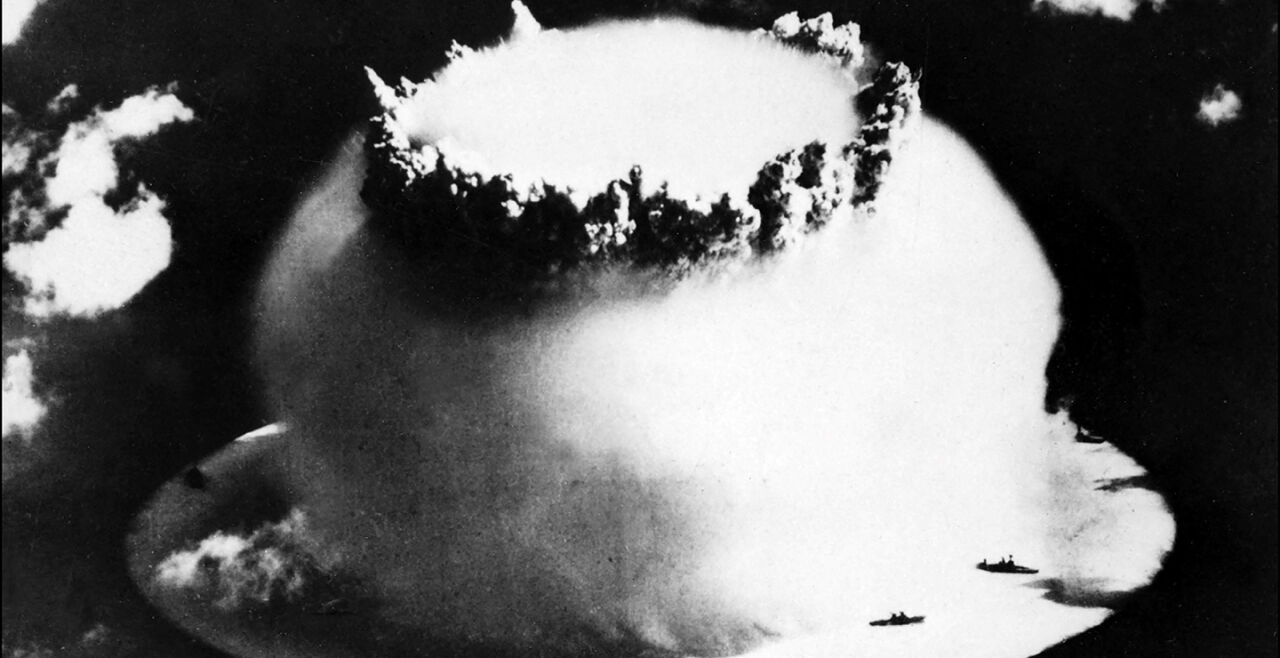 Atompilz - Schwarz-weiß-Foto von einem Atompilz.  - © APA / AFP / US Defense Nuclear Agency 
