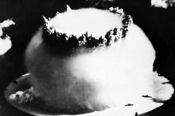 Atompilz - Schwarz-weiß-Foto von einem Atompilz.  - © APA / AFP / US Defense Nuclear Agency 