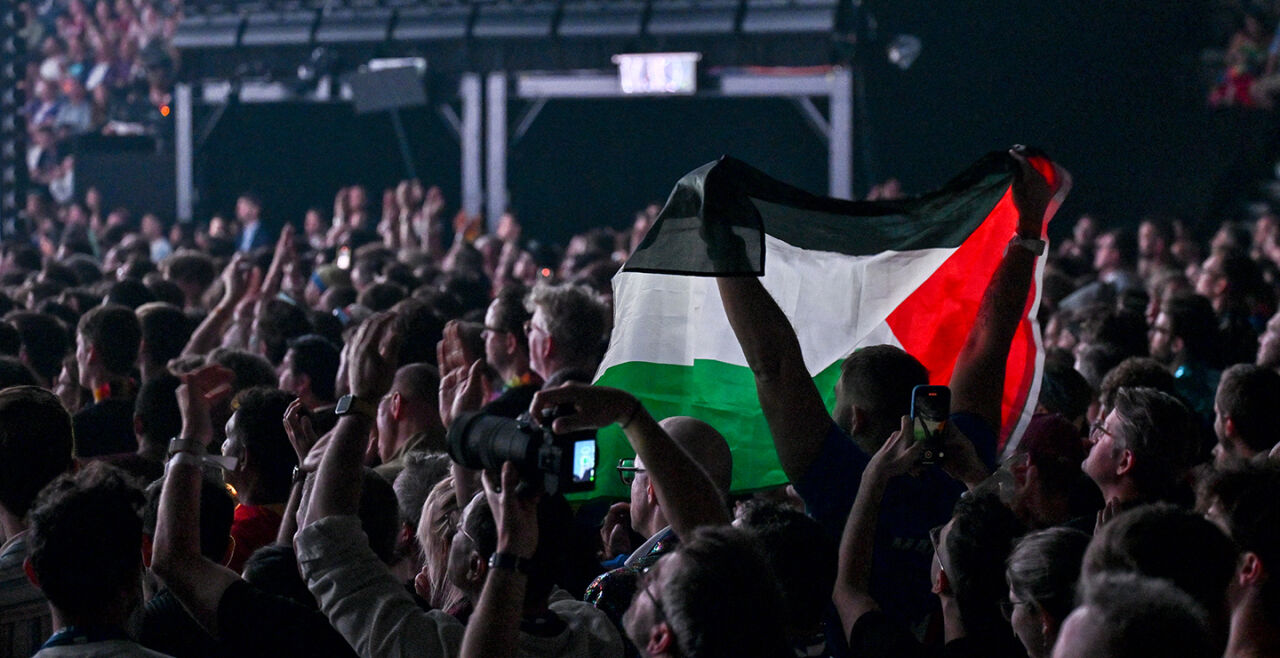 Eine Palästina-Flagge im Publikum des ESC. - Eine Palästina-Flagge im Publikum des ESC. - © APA / AFP / Fabrice Coffrini
