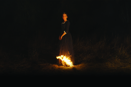 Porträt einer jungen Frau in Flammen - © Foto: Filmladen