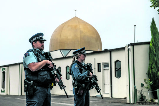 Terror I - Bewaffnete Polizei bewacht die Al-Noor-Moschee Christchurch, Neuseeland. Am 15. März tötete ein Attentäter in zwei Moscheen 50 Gottesdienstbesucher, indem er das Feuer auf die Betenden eröffnete. - © Getty Images Chamila Karunarathne/Anadolu Agency (rechts)