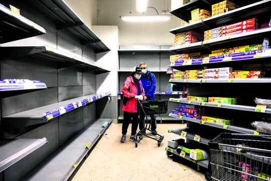 Corona-Krise - In China gibt es nun Hoffnung, dass es bezüglich der Ausbreitung des Coronavirus zu einer Stabilisierung kommt. Doch das Land wird längerfristig mit den wirtschaftlichen Folgen zu kämpfen haben (Bild: Supermarkt in Hongkong). - © Foto: APA / AFP / Philip Fong