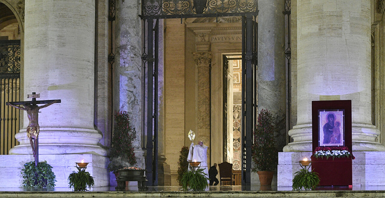 Papst Franziskus allein am Petersplatz  - © Foto: APA / AFP / Vatican Media / Handout