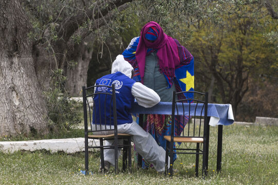 Flüchtling wird unterstützt - © Foto: Getty Images / Anadolu Agency / Kontributor