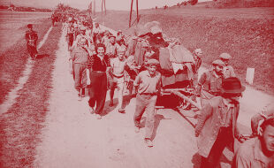Ungarische "displaced persons" auf dem Weg vom KZ Mauthausen zurück in ihre Heimat - © Foto: picturedesk.com / United States Information Servic / ÖNB-Bildarchiv (Bildbearbeitung: Rainer Messerklinger)
