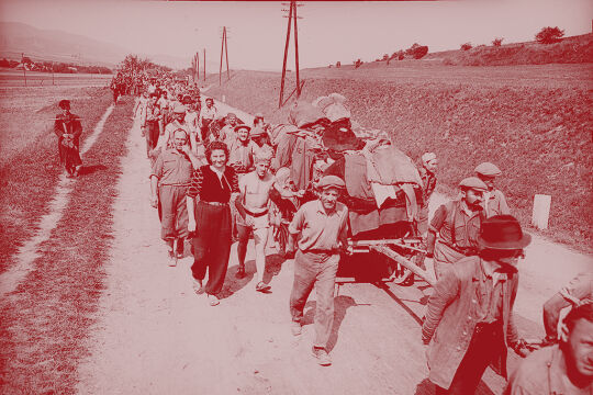 Ungarische "displaced persons" auf dem Weg vom KZ Mauthausen zurück in ihre Heimat - © Foto: picturedesk.com / United States Information Servic / ÖNB-Bildarchiv (Bildbearbeitung: Rainer Messerklinger)