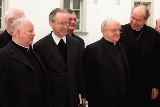 Johann Weber Bischofskonferenz - Die Bischöfe Kurt Krenn, Alois Kothgasser, Johann Weber und Kardinal Christoph Schönborn vor Beginn<br />
der Bischofskonferenz in Eisenstadt am 22. März 1999. - © Foto: APA/Robert Jaeger