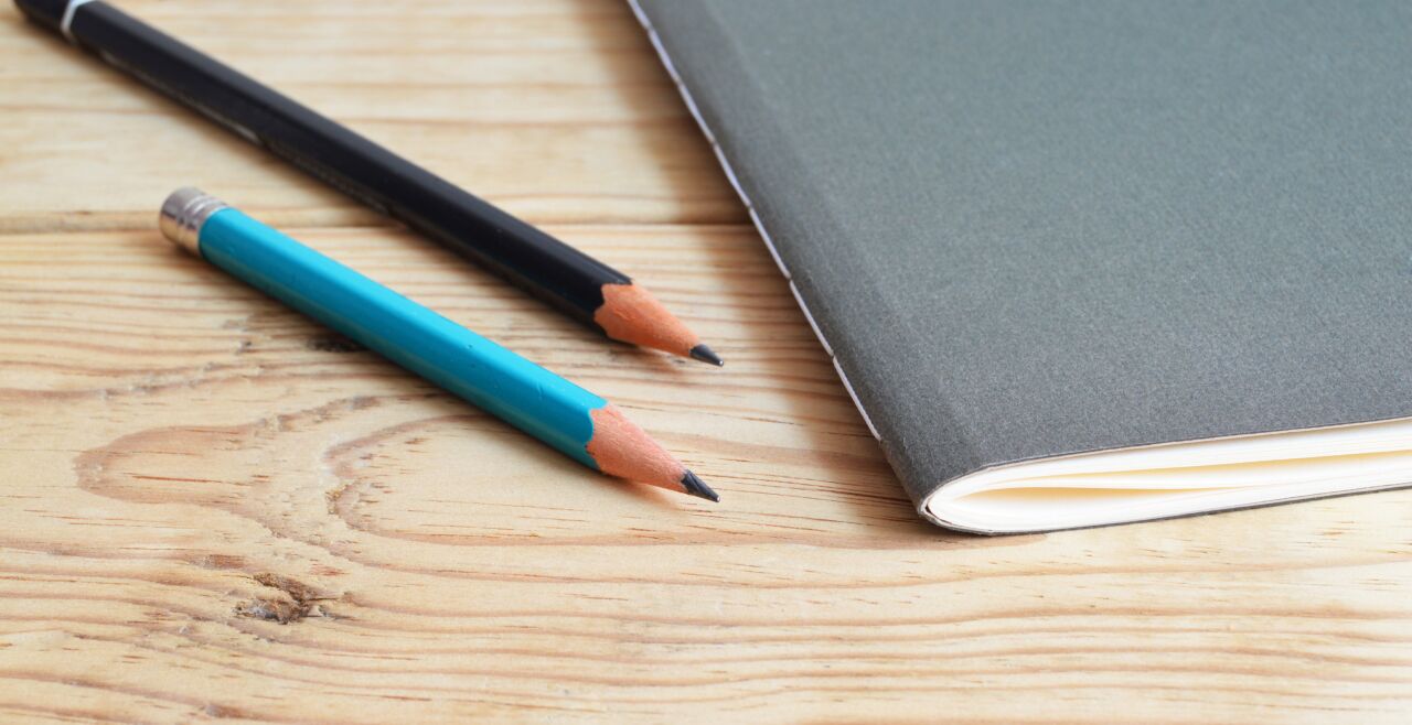 Bleistifte auf Holztisch  - © Pexels