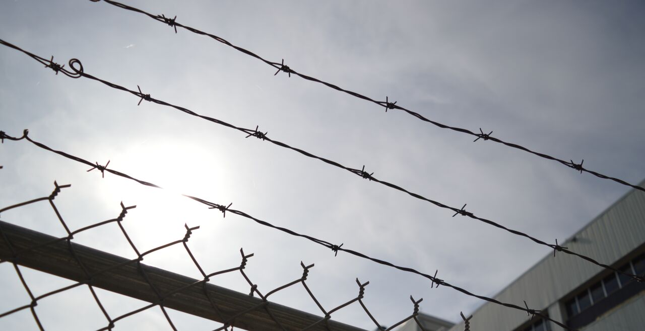 Stacheldraht Gefängnis - ©  ErikaWittlieb / Pixabay 
