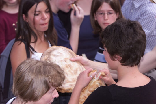 Agape - Jugendliche beim gemeinsamen Teilen und Essen von Fladen-Brot.<br />
Fest für Jesus.<br />
Wien, Stephansplatz, 16.6.2001. - © Franz Josef Rupprecht