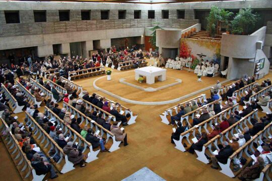 Konzilsgedächtniskirche Lainz-Speising - Das II. Vatikanum hat die „tätige Teilnahme“ aller Feiernden betont. Die Konzilsgedächtniskirche Lainz-Speising in Wien wurde 2012 zum 50-Jahr-Jubiläum des II. Vatikanischen Konzils renoviert. Sie ist nach der Gemeinschafts-Struktur ("Communio") gestaltet, in der der Altar und Ambo im Mittelpunkt stehen. Die Sitzplätze für die Feiernden sind rundherum angeordnet. Es ist ein typischer Gottesdienstraum nach der Liturgiereform. - © Erzdiözese Wien