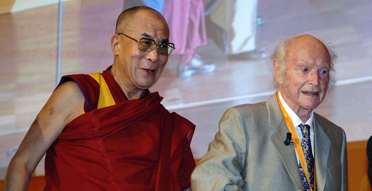 Dalai Lama getroffen - Dalai Lama und Heinrich Harrer: Schüler und Lehrer und Freunde fürs Leben – das soll schlecht gewesen sein? - © DPA/Boris Roessler