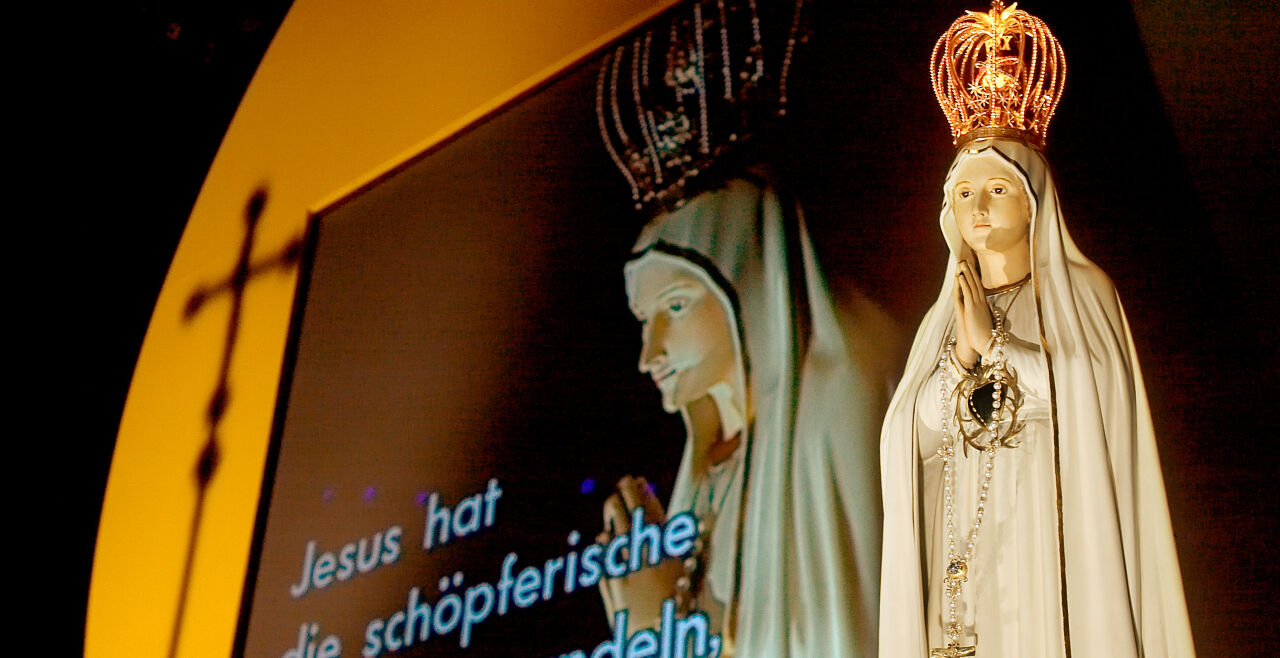 Fatima-Madonna - Fatima-Madonna bei einer Veranstaltung des Rosenkranz-Sühnekreuzzugs in der Wiener Stadthalle - © Kathbild/Franz Josef Rupprecht